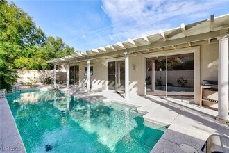 9013 Rivers Edge Dr in Las Vegas, NV - Foto de edificio - Building Photo