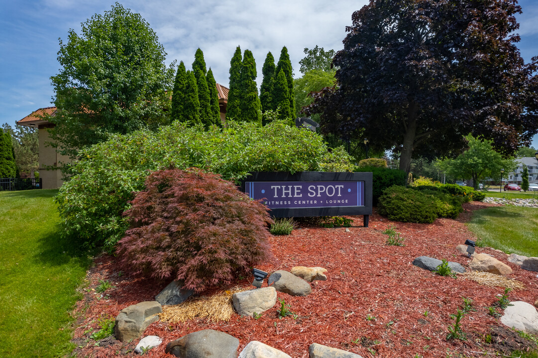 College Towne Apartments in Lansing, MI - Foto de edificio