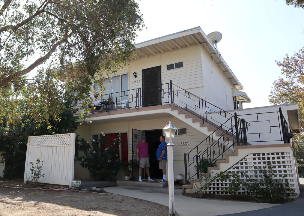 17522 Los Alimos St in Granada Hills, CA - Building Photo