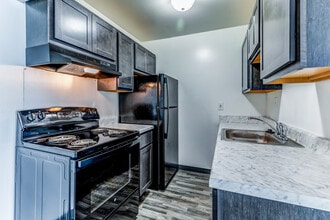 Sterling Troy Apartments in Sterling Heights, MI - Foto de edificio - Building Photo