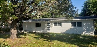 2431 Welch St in Ft. Myers, FL - Building Photo