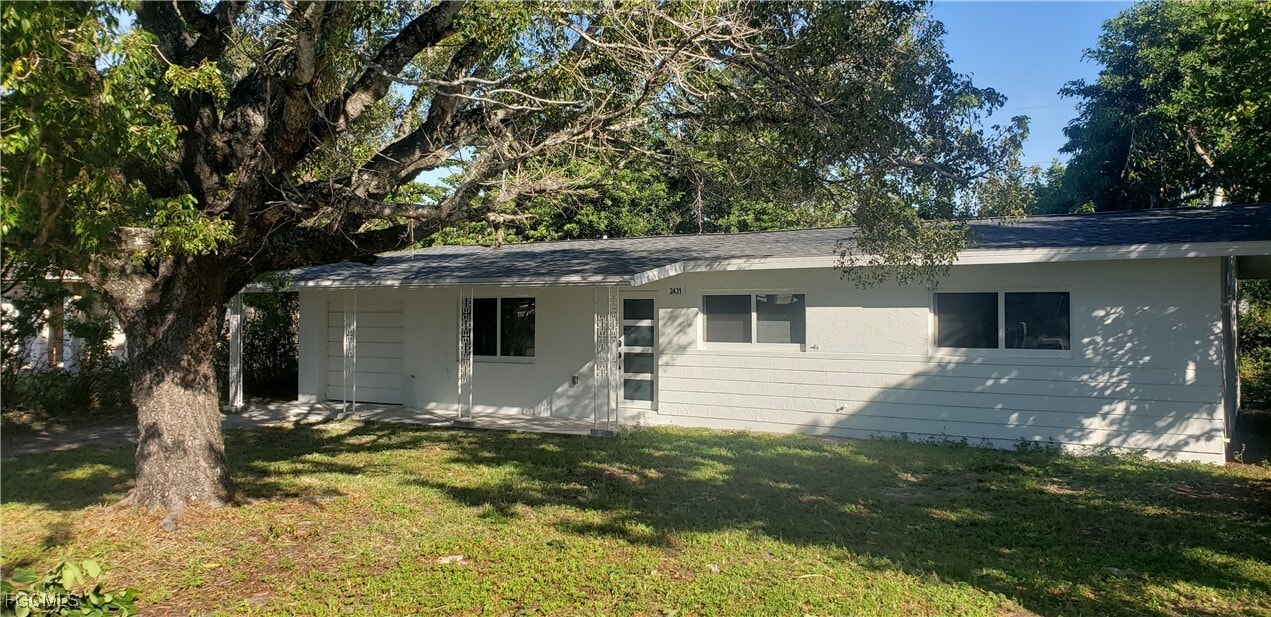 2431 Welch St in Ft. Myers, FL - Building Photo