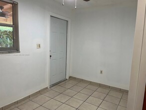 1424 SW 21st St-Unit -rear in Miami, FL - Foto de edificio - Building Photo