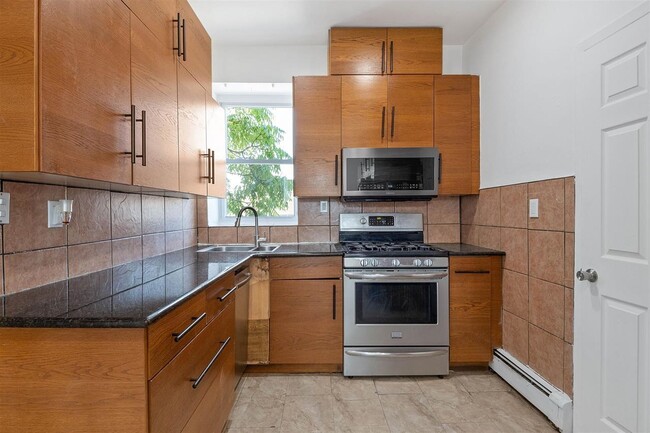 310 Paterson Plank Rd in Union City, NJ - Building Photo - Building Photo