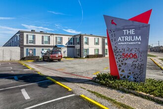The Atrium At 5606 in Houston, TX - Building Photo - Building Photo