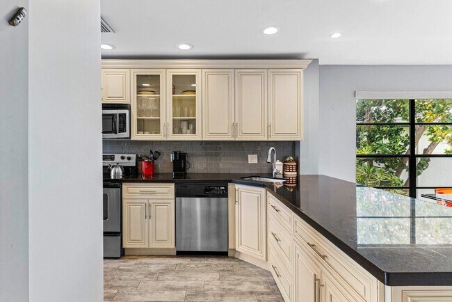 property at 20 Southport Ln