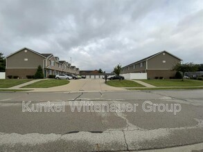 704 Fountain View Dr in Mascoutah, IL - Building Photo - Building Photo