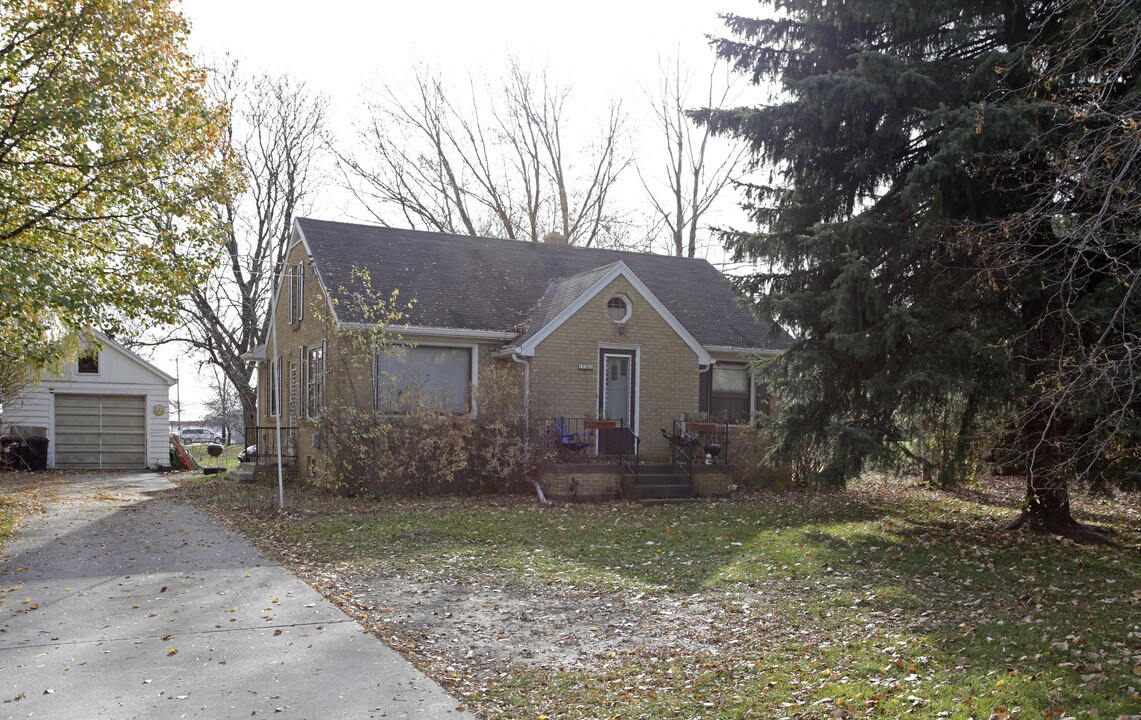 15301 W Coffee Rd in New Berlin, WI - Building Photo