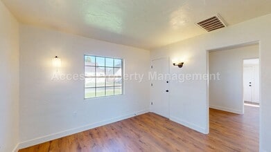 124 Walden St in Modesto, CA - Foto de edificio - Building Photo