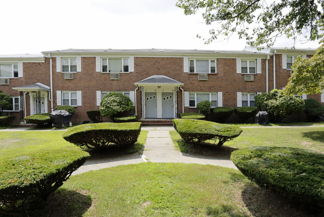 Knoll Gardens in Lake Hiawatha, NJ - Building Photo