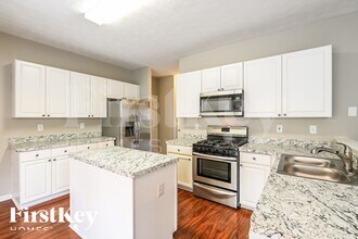 6882 Waters Edge Dr in Stone Mountain, GA - Foto de edificio - Building Photo