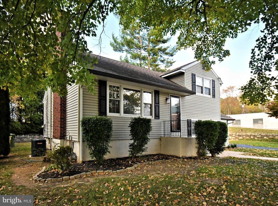 201 Montgomery Ave in Oreland, PA - Building Photo