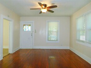 812 N Elm St in Denton, TX - Building Photo - Building Photo