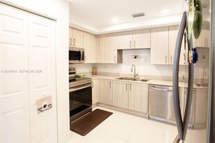 10950 NW 82nd St in Doral, FL - Building Photo