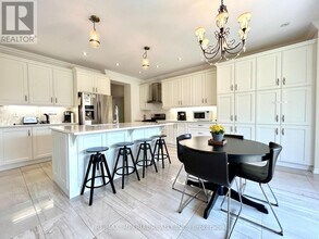 131 Beaveridge Ave in Oakville, ON - Building Photo - Building Photo