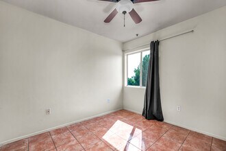 5231 Huntington Dr N, Unit 4 in Los Angeles, CA - Foto de edificio - Building Photo