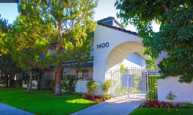 1400 Peckham St in Fullerton, CA - Foto de edificio - Building Photo