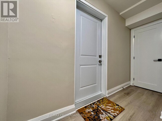 25-25 Glenside Ave in Toronto, ON - Building Photo - Building Photo
