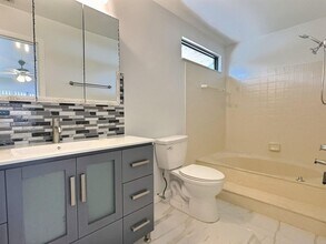 2652 Riverside Dr in Coral Springs, FL - Foto de edificio - Building Photo