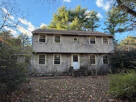 131 E Washington St in Hanson, MA - Building Photo