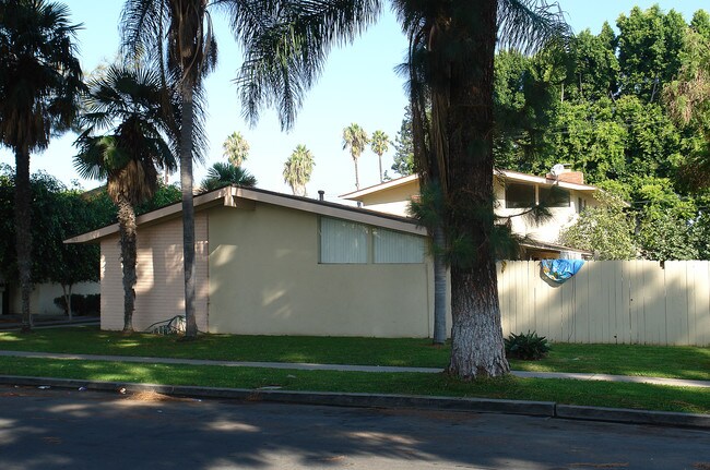 705 W Provential Dr in Anaheim, CA - Foto de edificio - Building Photo