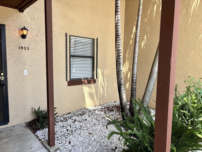 property at 1403 Lakeview Dr E