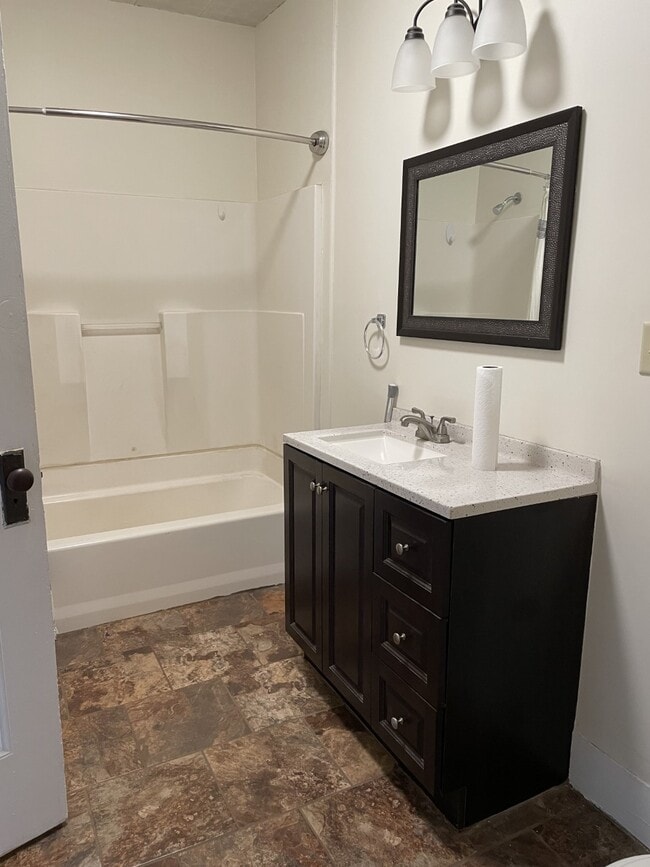 165 W 5th St in Hoisington, KS - Building Photo - Building Photo