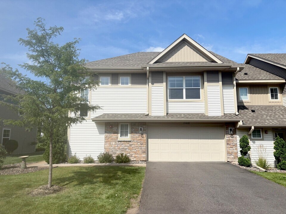 19488 Tamarack Pt in Maple Grove, MN - Foto de edificio
