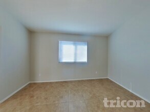 6837 W Gary Way in Phoenix, AZ - Foto de edificio - Building Photo