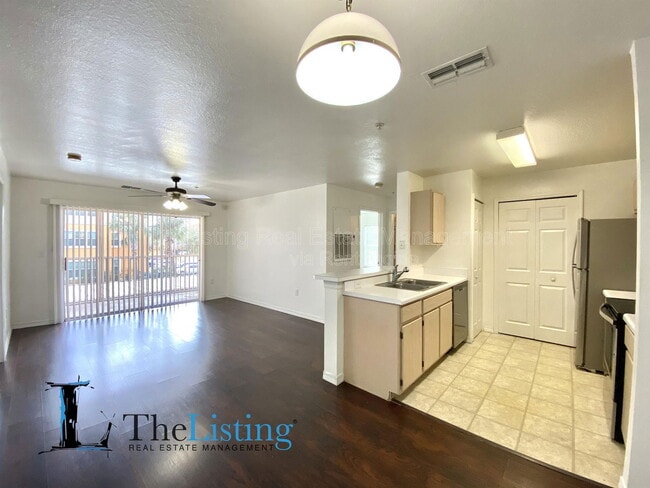 5459 Vineland Rd in Orlando, FL - Foto de edificio - Building Photo