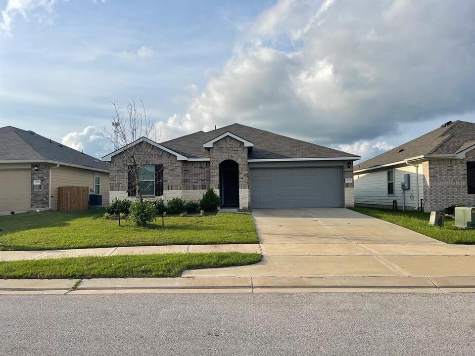 211 Pecos Dr in Huntsville, TX - Foto de edificio