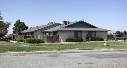 The Skyview Apartments in Hesperia, CA - Foto de edificio - Building Photo