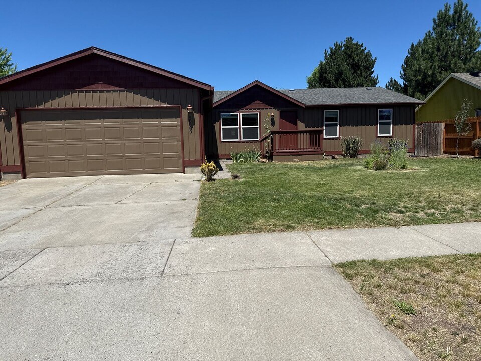 20080 Elizabeth Ln in Bend, OR - Building Photo