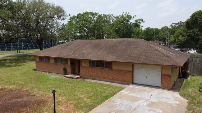 703 Ellis St in Sweeny, TX - Building Photo - Building Photo