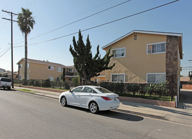 2045 Martin Luther King Jr Ave in Long Beach, CA - Foto de edificio - Building Photo