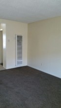 1330 W 106th St in Los Angeles, CA - Building Photo - Interior Photo