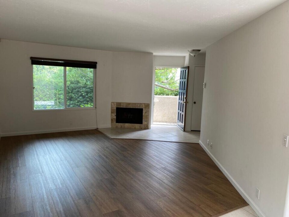 8454 Via Sonoma in San Diego, CA - Building Photo