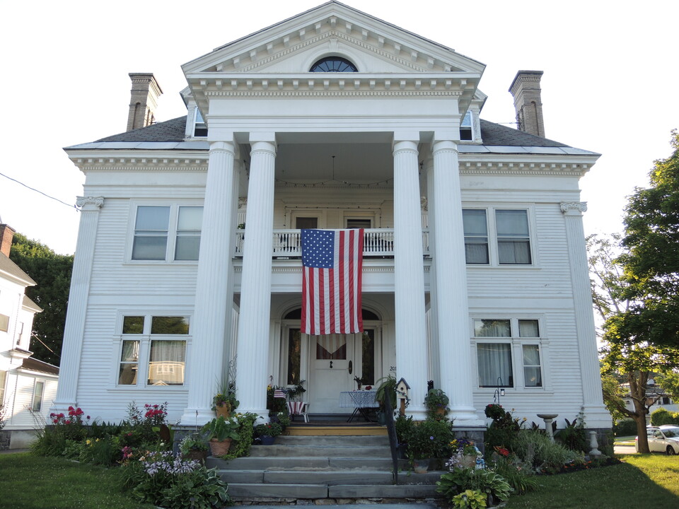 201 S William St in Johnstown, NY - Building Photo