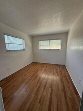 16851 NE 18th Ave in North Miami Beach, FL - Foto de edificio - Building Photo