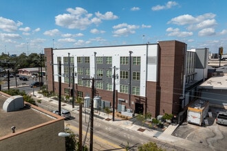 St Mary's & Elmira Flats in San Antonio, TX - Foto de edificio - Building Photo