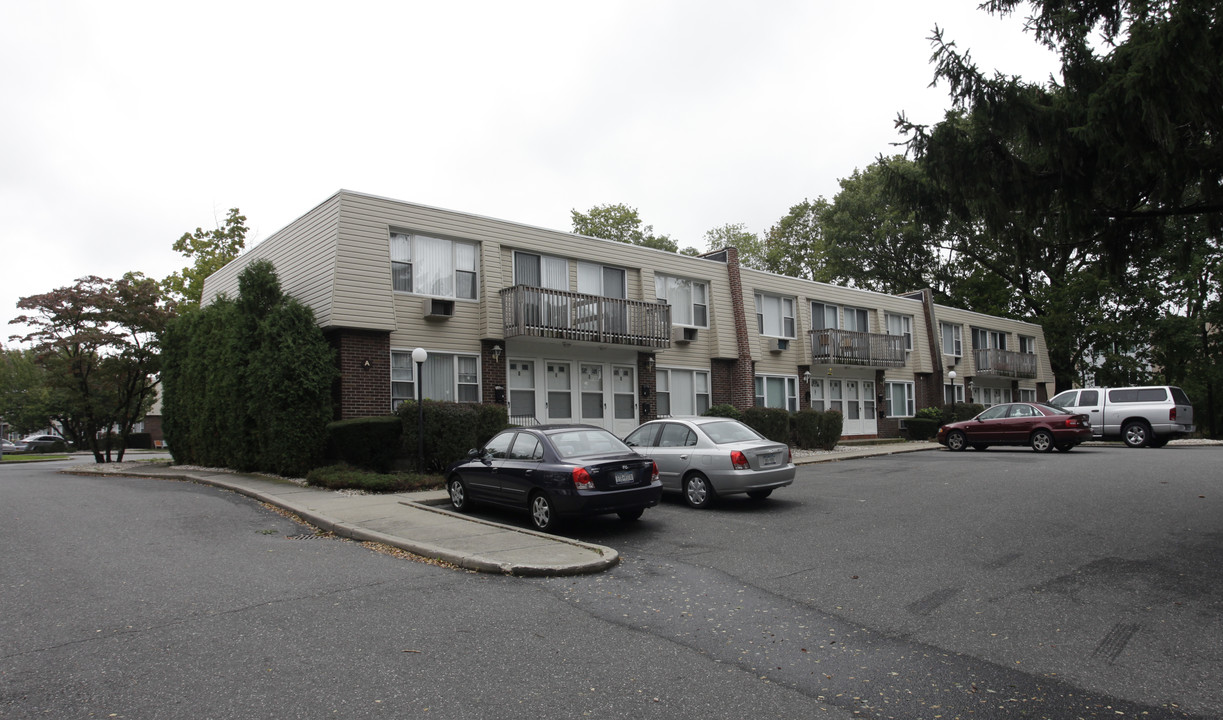 Jefferson Woods Apartments in Port Jefferson, NY - Building Photo