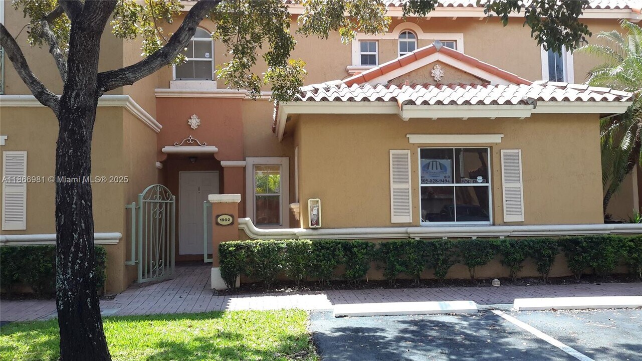 8510 NW 138th Terrace in Miami Lakes, FL - Building Photo
