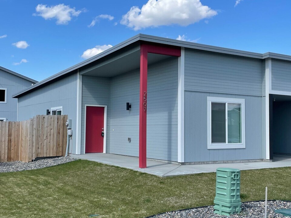 2507 Helena St in Pasco, WA - Foto de edificio