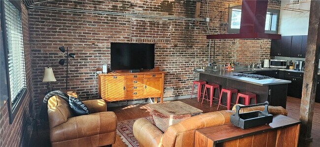 693 W North St, Unit 2 in Fayetteville, AR - Foto de edificio - Building Photo