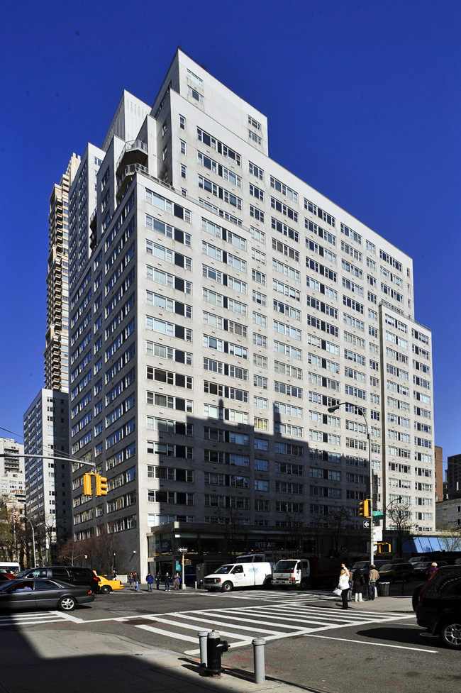 215 East 68th Street in New York, NY - Foto de edificio - Building Photo