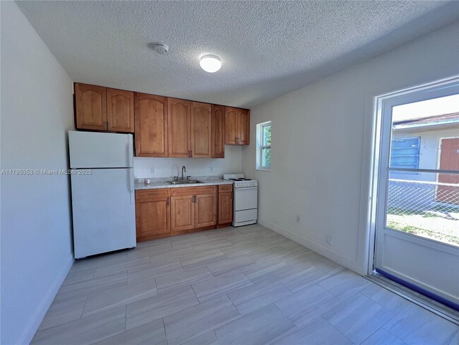7550 NW 2nd Terrace in Miami, FL - Foto de edificio - Building Photo