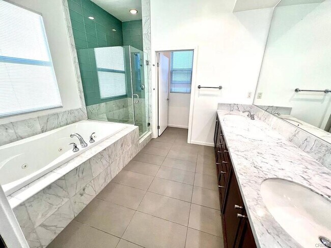 5698 Como Cir in Los Angeles, CA - Building Photo - Building Photo