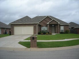 833 SW 40th St in Moore, OK - Building Photo