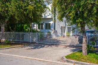 1975-1985 Calais Dr in Miami Beach, FL - Building Photo - Building Photo