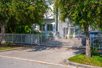 1975-1985 Calais Dr in Miami Beach, FL - Foto de edificio - Building Photo